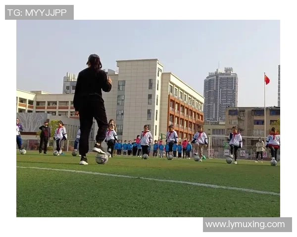 快乐儿童足球赛精彩瞬间尽在此视频中尽情享受运动的乐趣与友谊